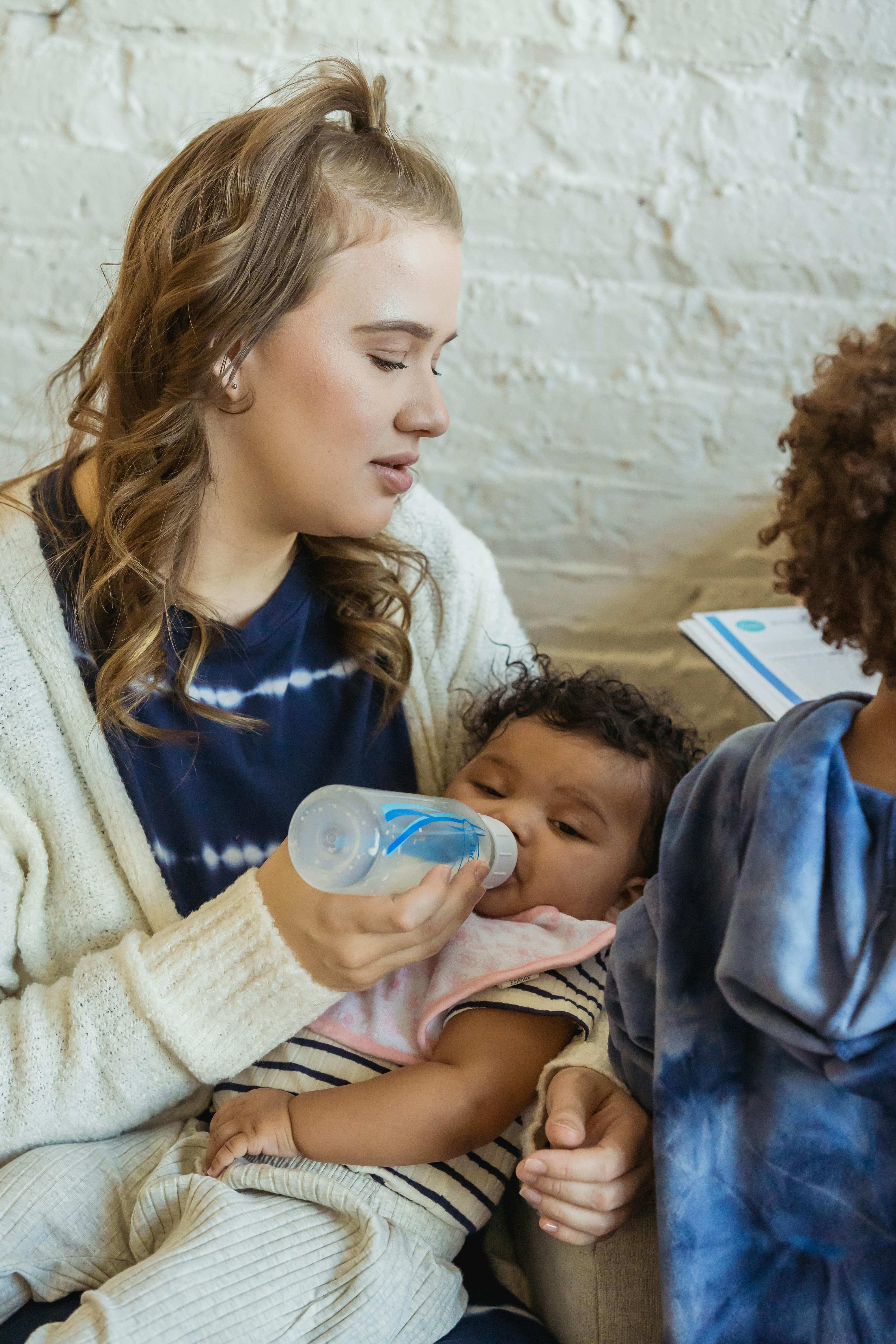 Niñera en un entorno de cuidado infantil